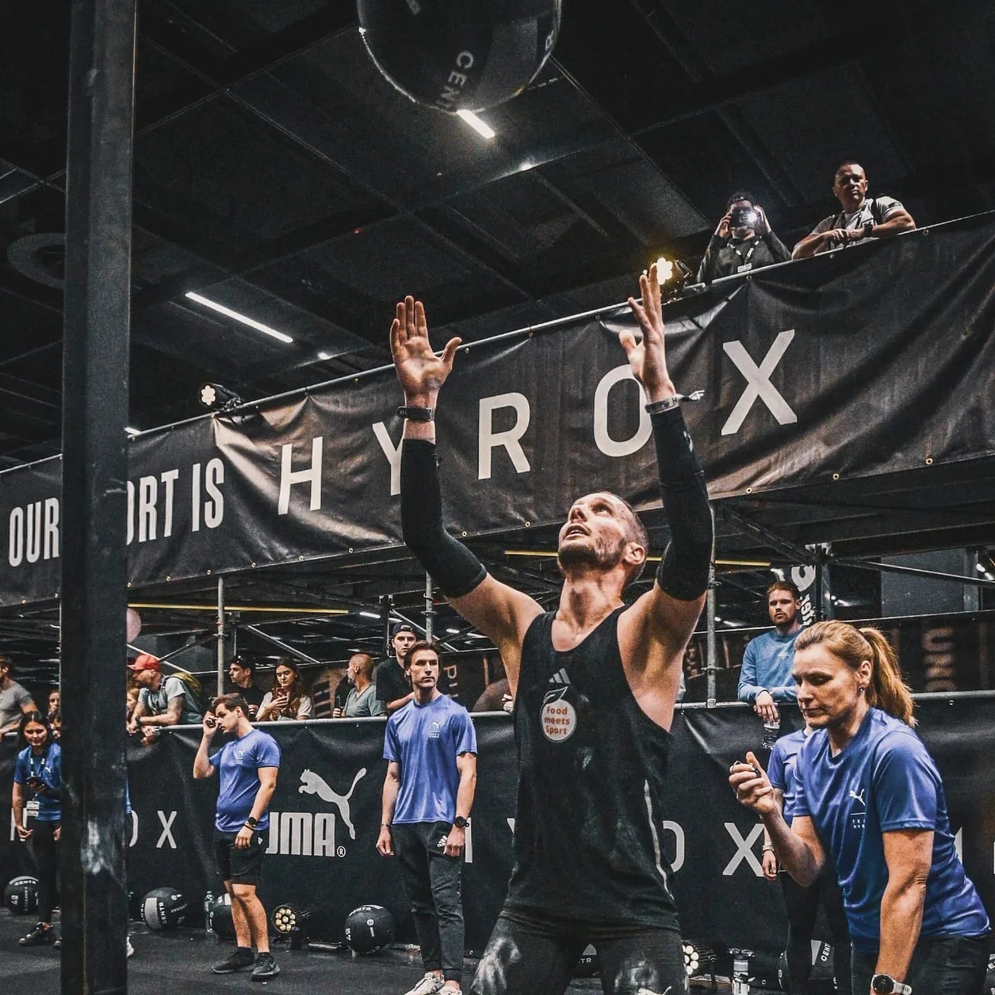Athlet beim Wall-Ball-Training im HYROX-Wettkampf